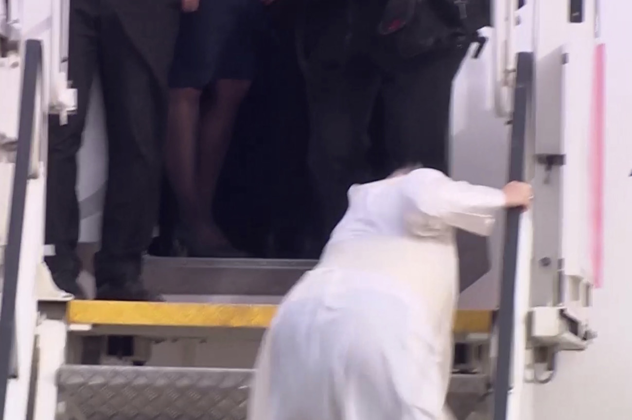 Σκόνταψε ο Πάπας Φραγκίσκος ενώ έμπαινε στο αεροπλάνο! Απρόοπτο φεύγοντας από την Αθήνα