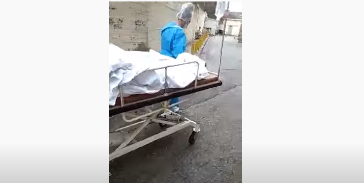 Εικόνες εξαθλίωσης στη Θεσσαλονίκη: Ασθενείς covid με πνευμονία μεταφέρονται μέσα στη βροχή (vids)