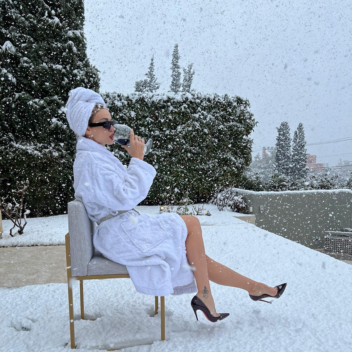 Η Ελένη Φουρέιρα με μπουρνούζι στο χιόνι