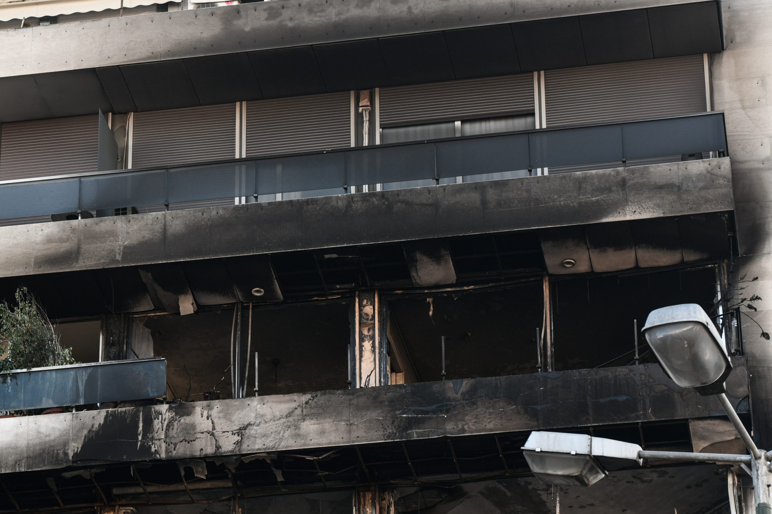Αθήνα: Νεκρός άνδρας από φωτιά σε διαμέρισμα – Τον βρήκαν στο μπαλκόνι να καίγεται