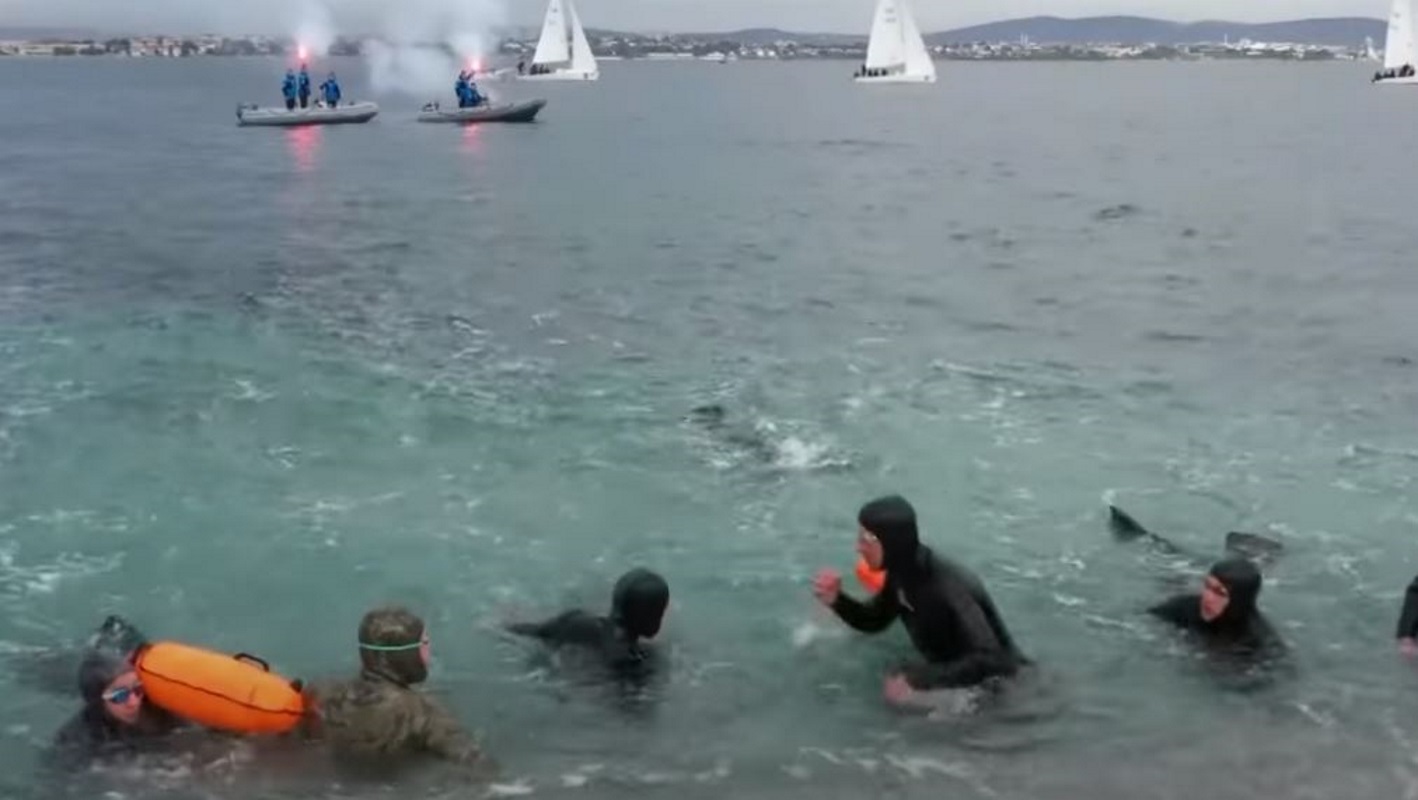 Τουρκία: Νέο προκλητικό βίντεο μετά τις δηλώσεις Ακάρ! Σπουδαστές του Ναυτικού κολύμπησαν «την απόσταση για το Καστελόριζο»