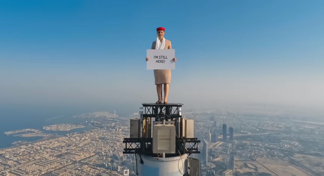 Αεροσυνοδός στέκεται στην… κορυφή του κόσμου ενώ το μεγαλύτερο επιβατικό αεροσκάφος περνούσε πίσω της! video