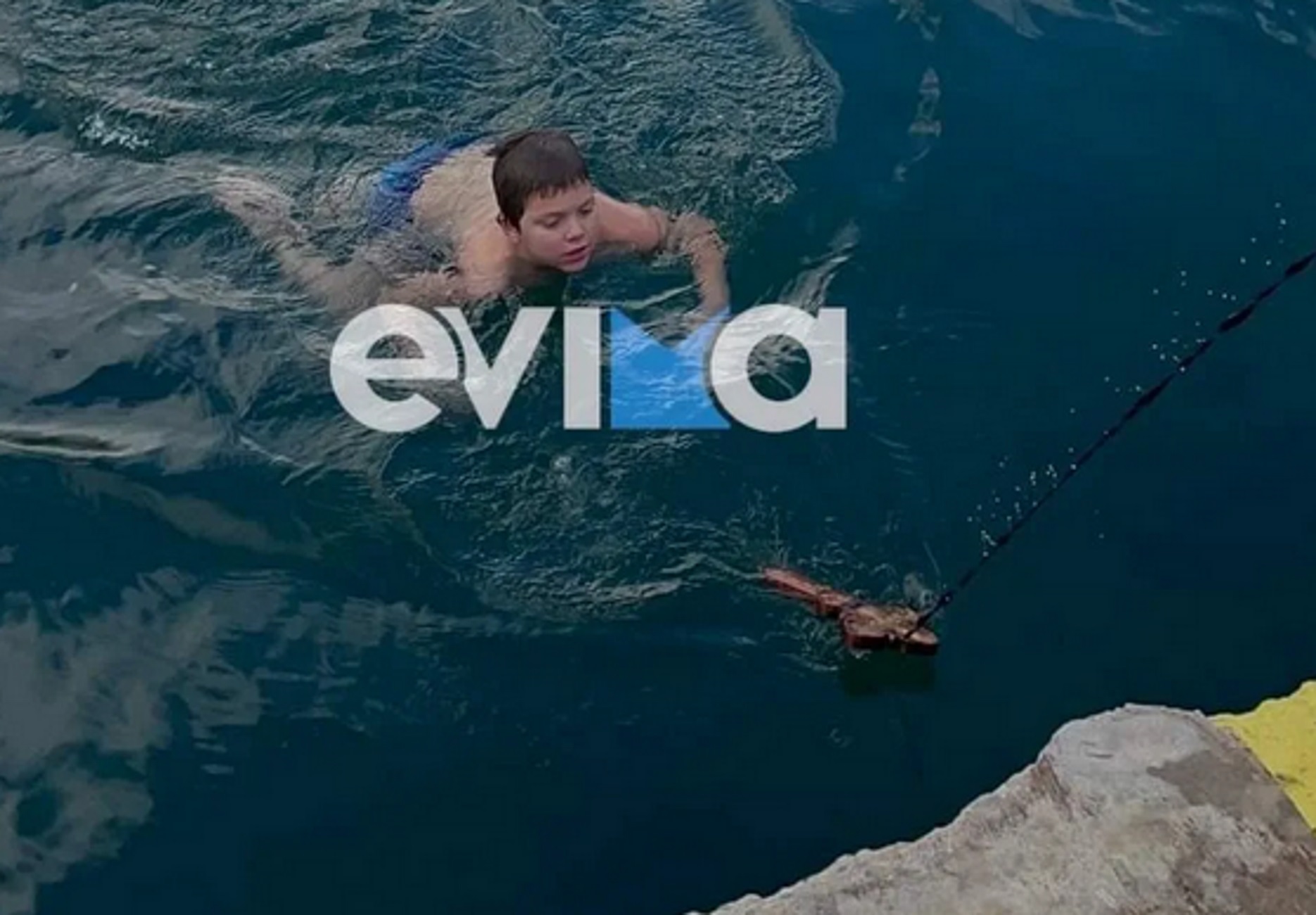 Θεοφάνεια στην Εύβοια: 10χρονος μαθητής βούτηξε μόνος στη θάλασσα για τον σταυρό