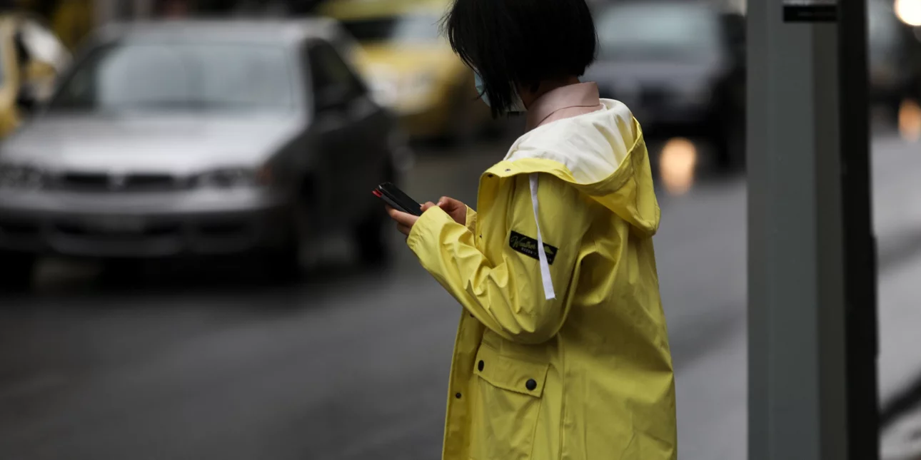 Τέλη κινητής τηλεφωνίας: Αυτόματα οι μειώσεις – «Κούρεμα» 100% για τους νέους 15 έως 29 ετών