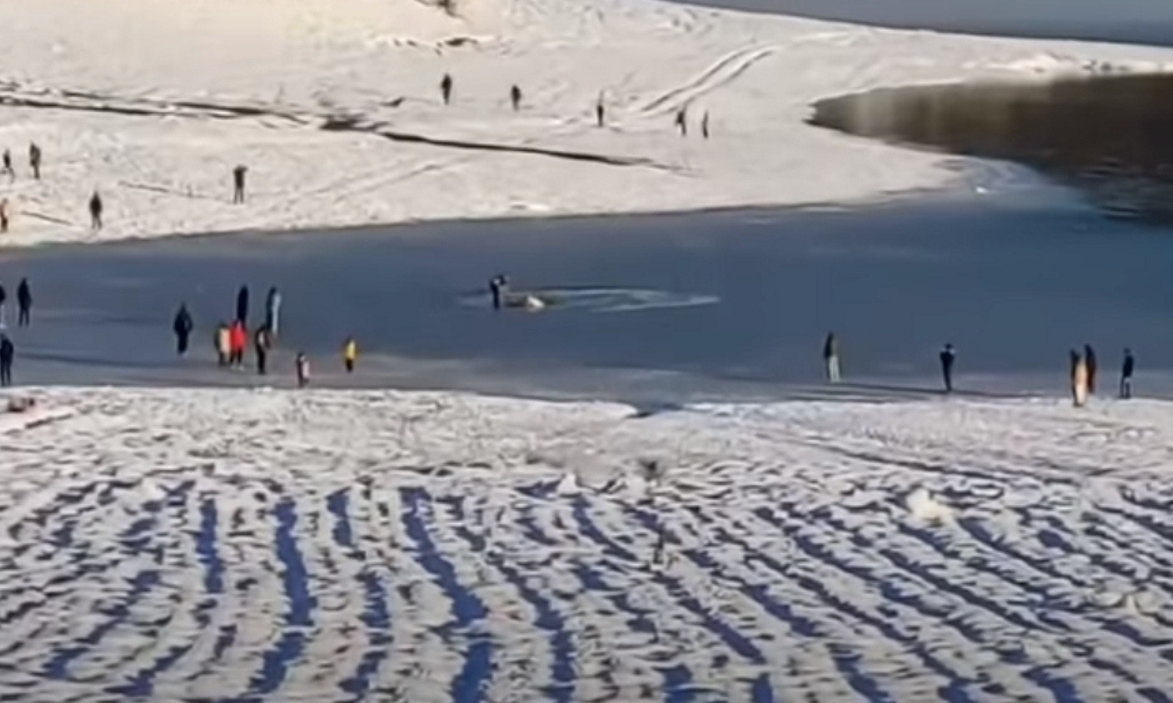 Λίμνη Πλαστήρα: Σπάει ο πάγος και επισκέπτες πέφτουν στα παγωμένα νερά! video
