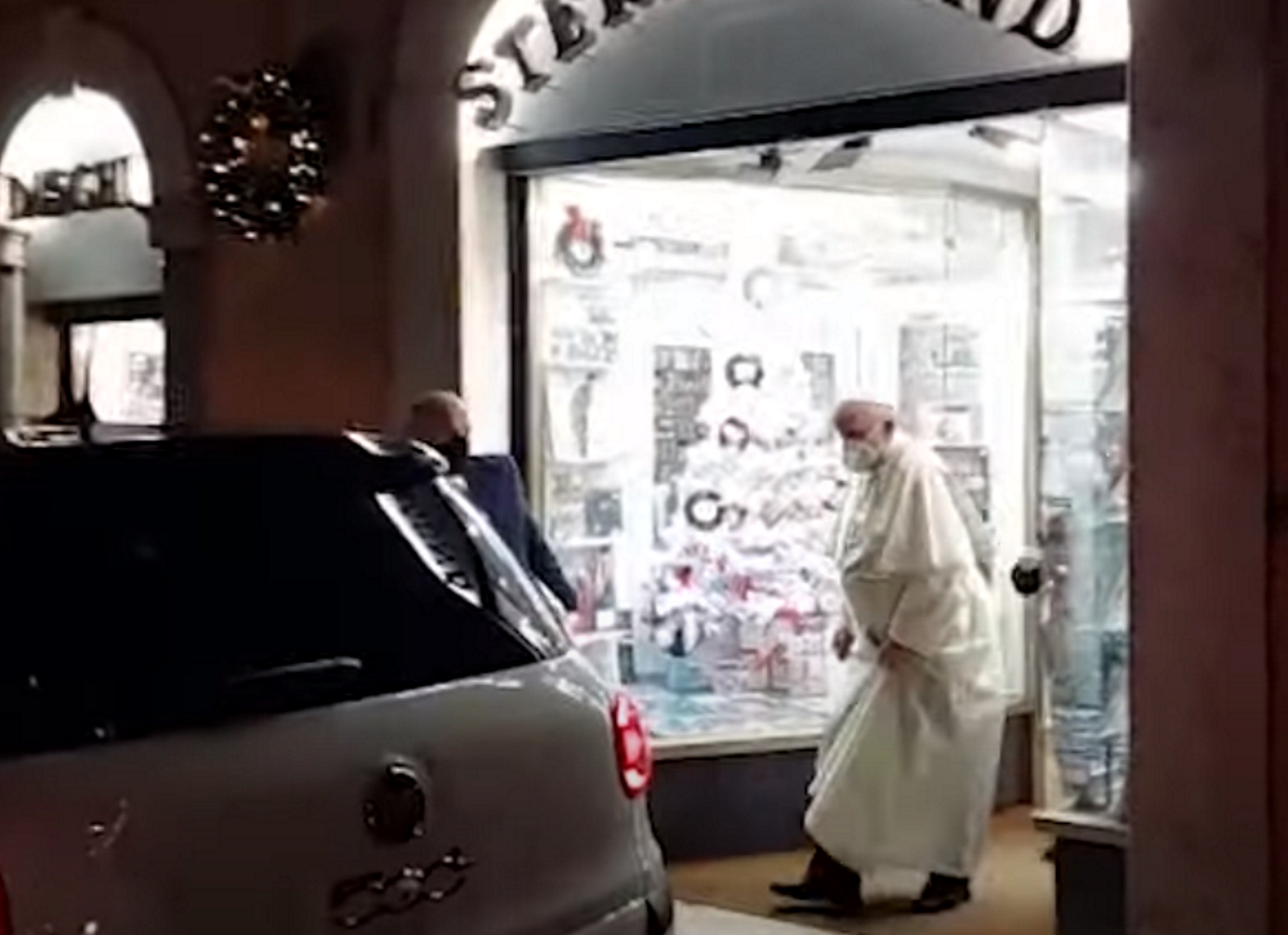 Ο πάπας Φραγκίσκος «αποθέωσε» δημοσιογράφο που τον… «τσάκωσε» σε δισκάδικο