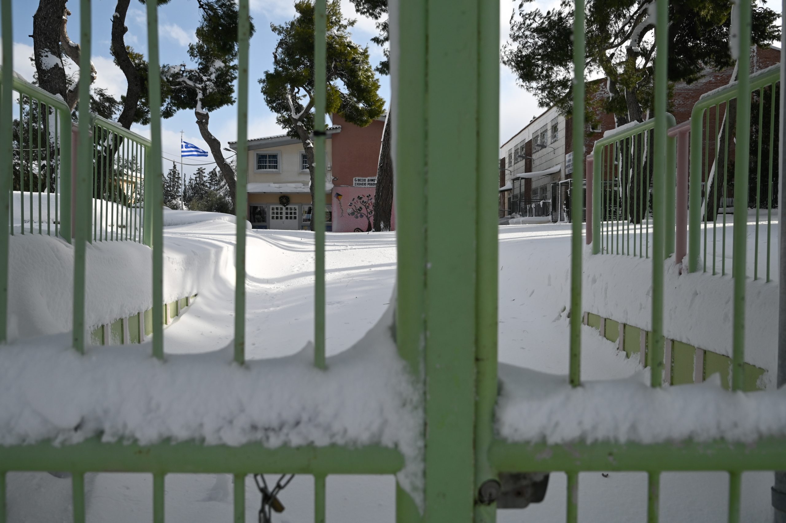 Δυτική Μακεδονία: Κλειστά σχολεία λόγω χιονοπτώσεων και χαμηλών θερμοκρασιών – Πού χρειάζονται αλυσίδες