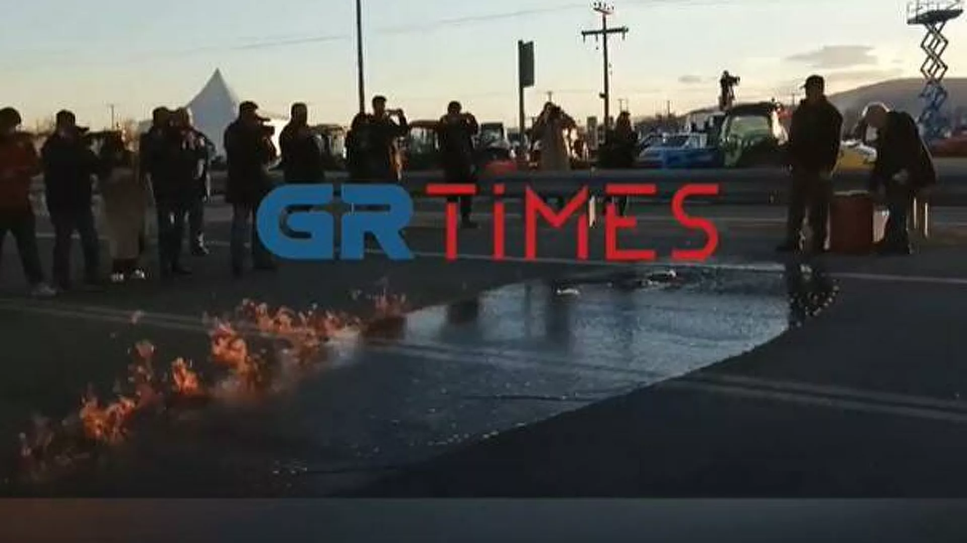 Τύρναβος: Αγρότες έβαλαν φωτιά στο τσίπουρο και απέκλεισαν την εθνική Λάρισας – Κοζάνης (vid)