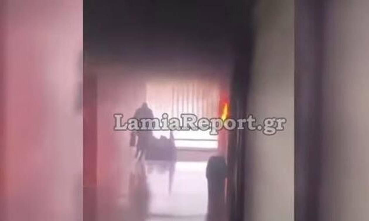 Αταλάντη: Έβαλαν φωτιά στο διάδρομο σχολείου με αντισηπτικό (vid)