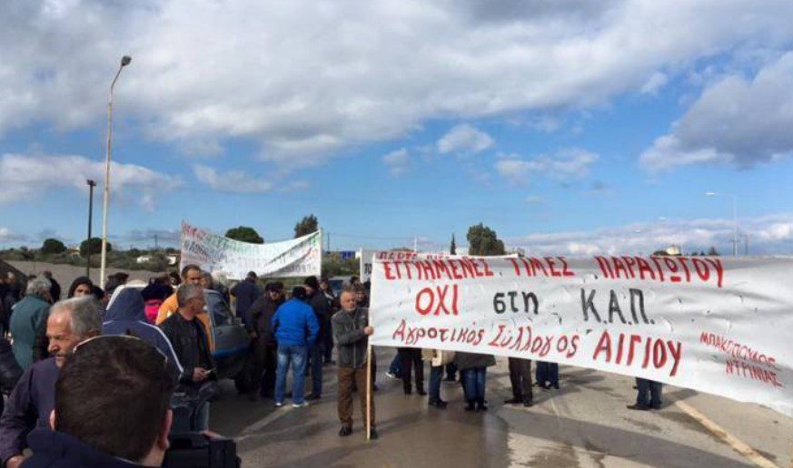 Αίγιο – Αγρότες: Έστησαν “μπλόκο” στην παλαιά εθνική οδό  Πάτρας – Αθήνας
