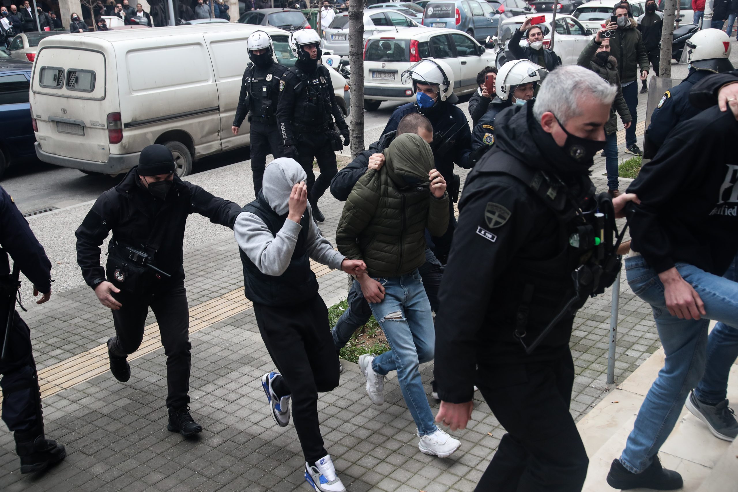 Θεσσαλονίκη – Δολοφονία Άλκη: Προθεσμία για να απολογηθούν πήραν οι οκτώ συλληφθέντες – Στην ανακρίτρια ο 23χρονος