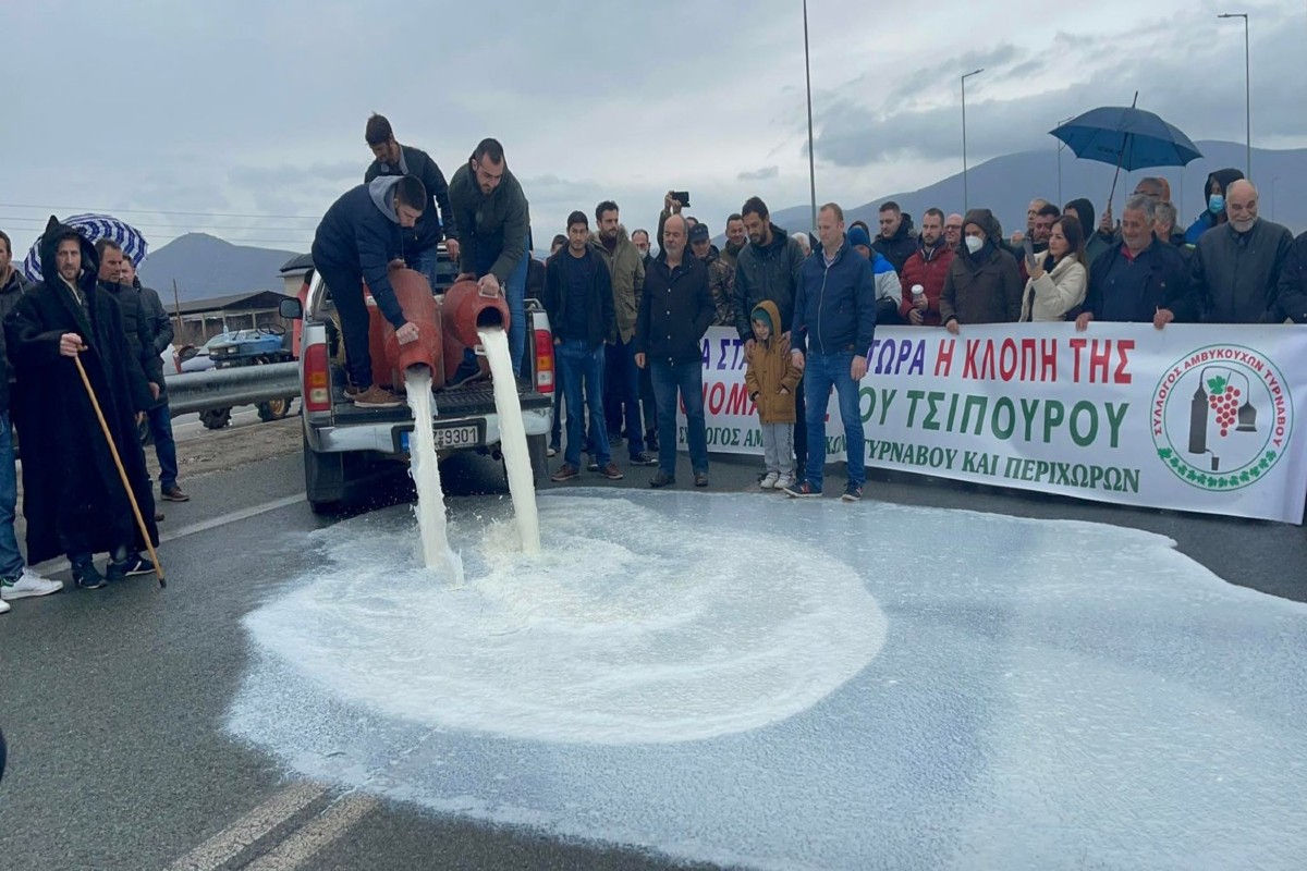Τύρναβος: Παραγωγοί έκλεισαν  την Εθνική Οδό Λάρισας – Κοζάνης! Έριξαν γάλα και άχυρα στον δρόμο