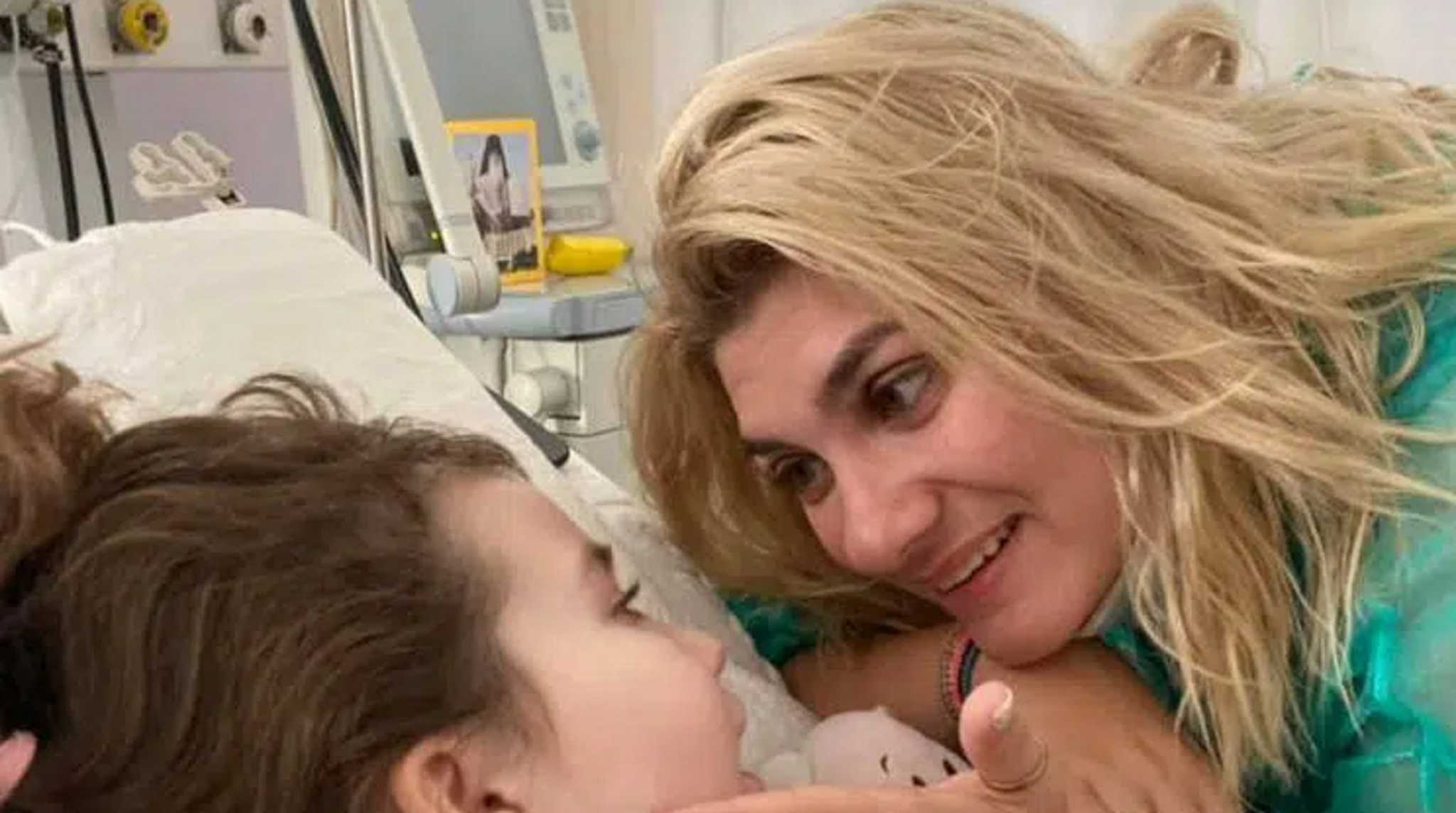 Πάτρα – Daily Mail: «Ελληνίδα μητέρα ποζάρει δίπλα στο παιδί της πριν του χορηγήσει θανατηφόρα δόση κεταμίνης»