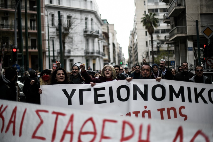 Συγκέντρωση και πορεία υγειονομικών στο κέντρο της Αθήνας