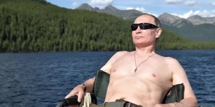 Η γυμνόστηθη φωτογραφία του Πούτιν μυστικό όπλο των ακτιβιστών!