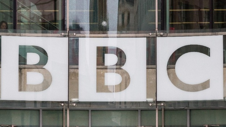 BBC: Καταγγελία για παρουσιαστή ότι επί τρία χρόνια πλήρωνε 17χρονο παιδί για γυμνές φωτογραφίες
