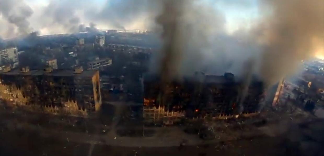 Πόλεμος στην Ουκρανία: Βίντεο με drone πάνω από τη Μαριούπολη που «σφυροκοπείται»!