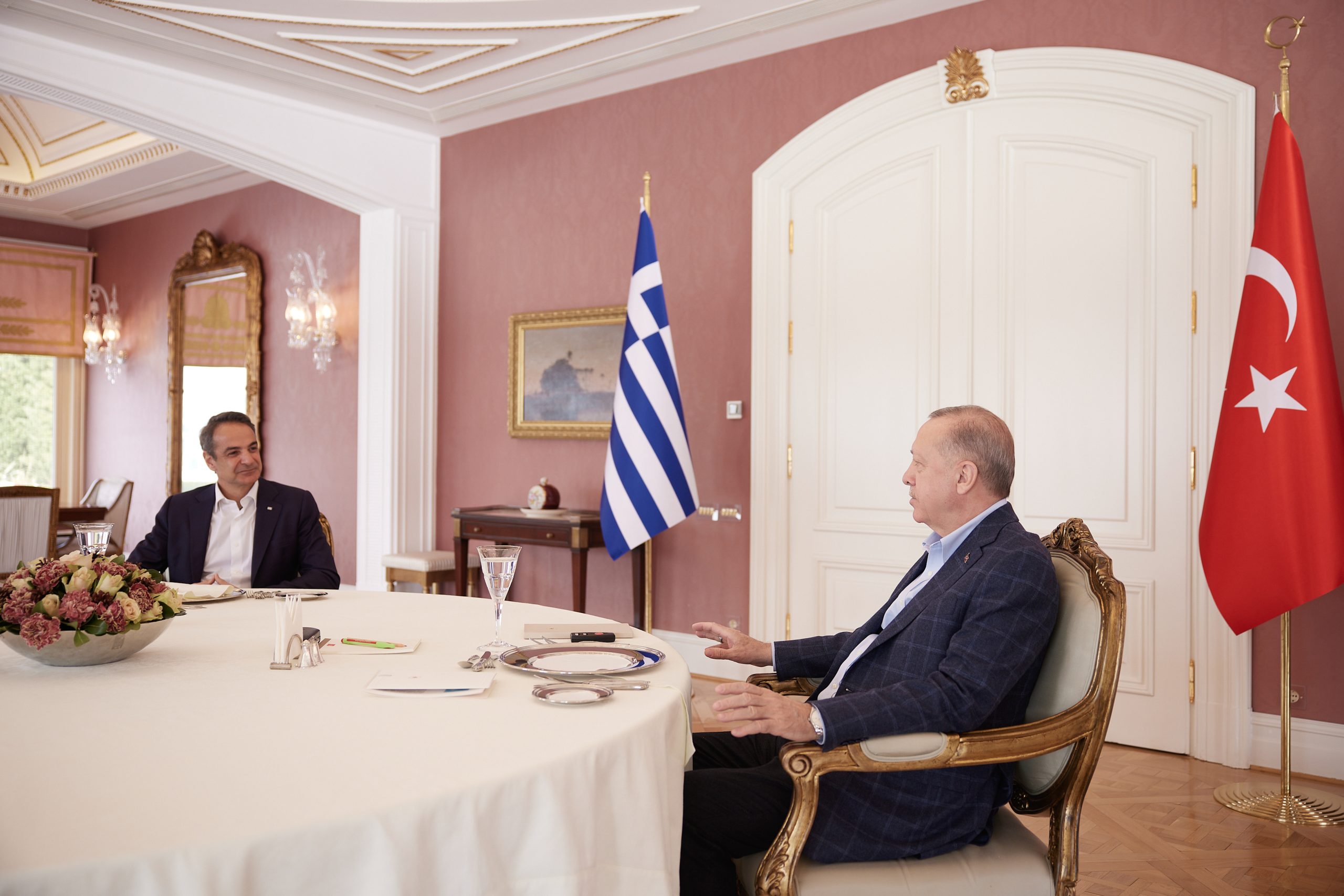 Έκκληση για τους Έλληνες της Μαριούπολης: “Μήπως να παρακαλέσουμε τους Τούρκους”, κ. Μητσοτάκη;