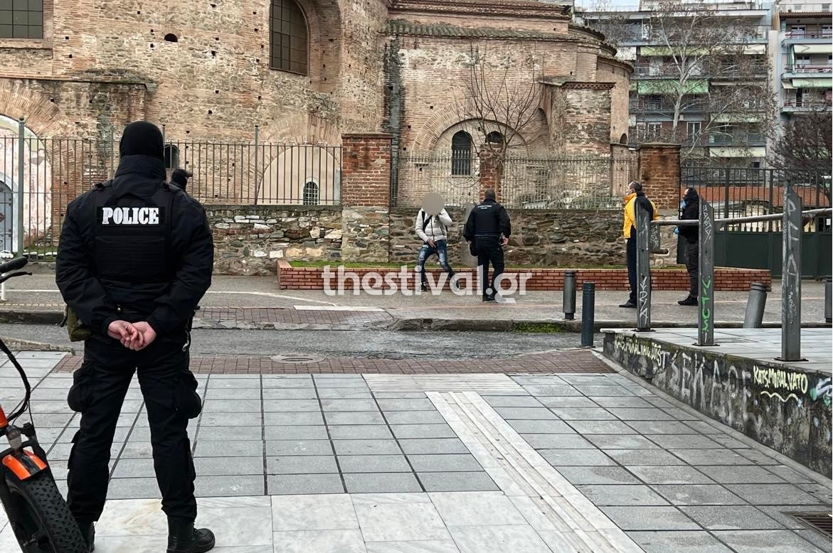 Θεσσαλονίκη: Άνδρας απειλούσε να αυτοκτονήσει στην Ροτόντα – Νωρίτερα μαχαίρωσε άτομο στο χέρι (video)