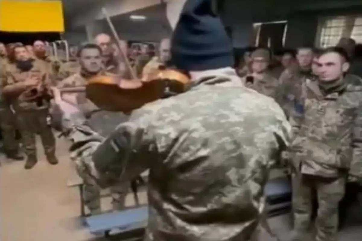 Ουκρανός στρατιώτης εμψυχώνει τους συναδέλφους του παίζοντας τον εθνικό ύμνο με το βιολί του! video