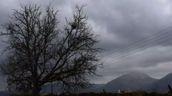 Καιρός: Λίγες νεφώσεις, τοπικές βροχές και θυελλώδεις άνεμοι στο Αιγαίο