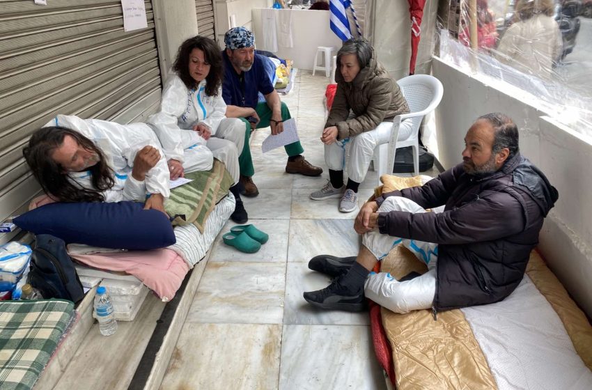 Υγειονομικοί: Απεργία πείνας για 12η ημέρα έξω από το υπουργείο Υγείας