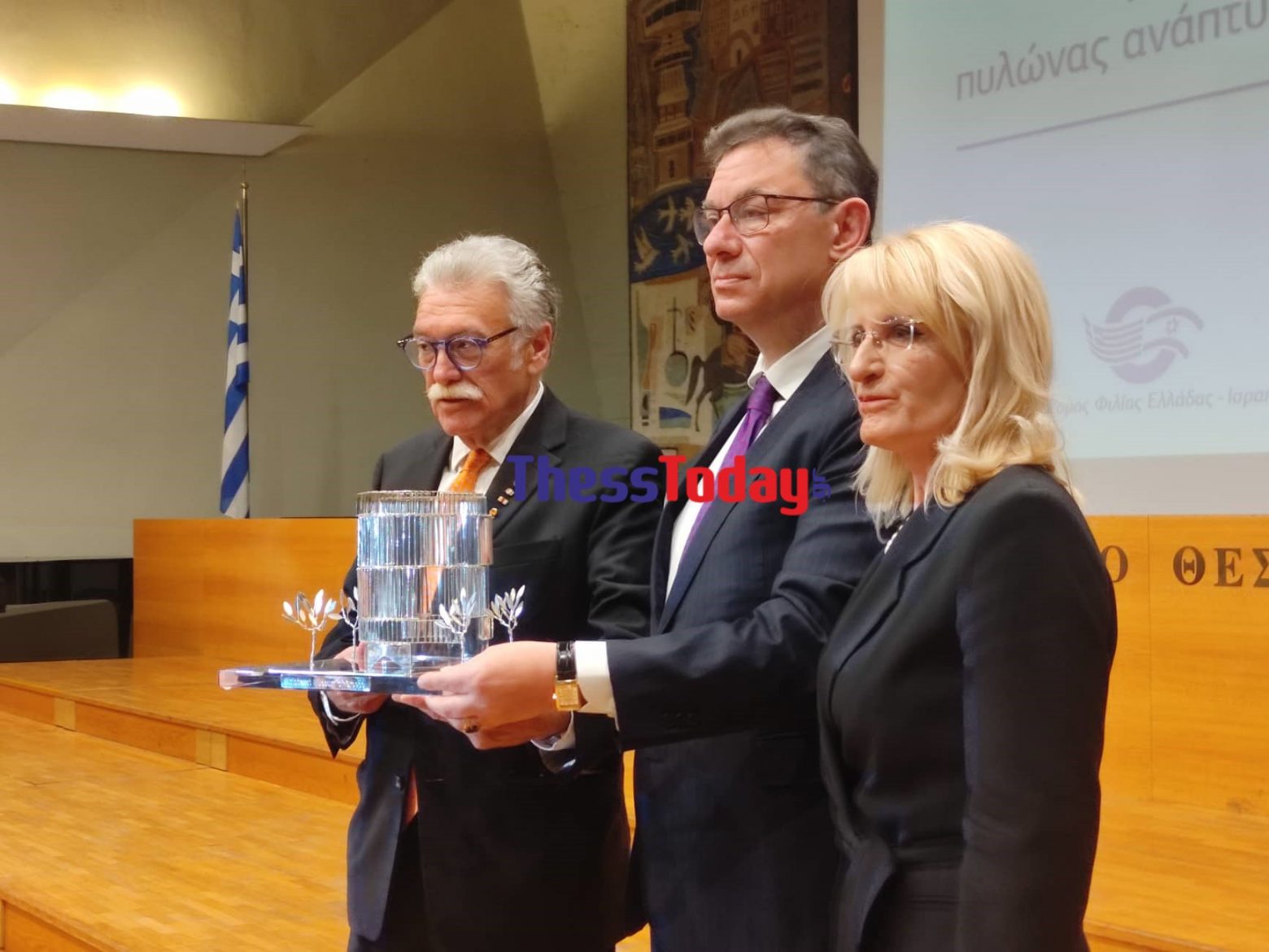 Θεσσαλονίκη: Ένταση με ανεμβολίαστους υγειονομικούς στη βράβευση του Αλμπερτ Μπουρλά