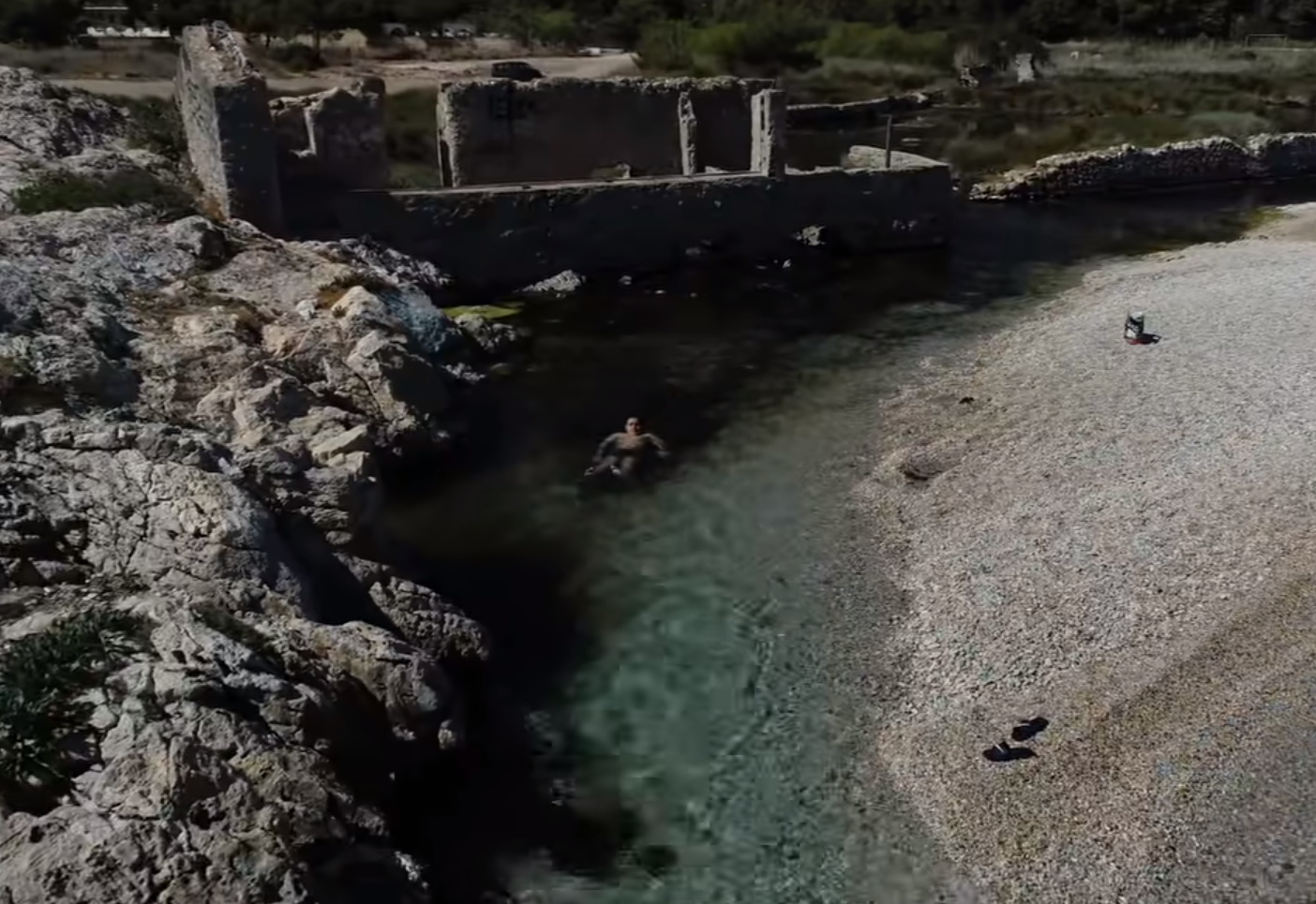 Η ελληνική παραλία που έχει… φυσική νεροτσουλήθρα! video