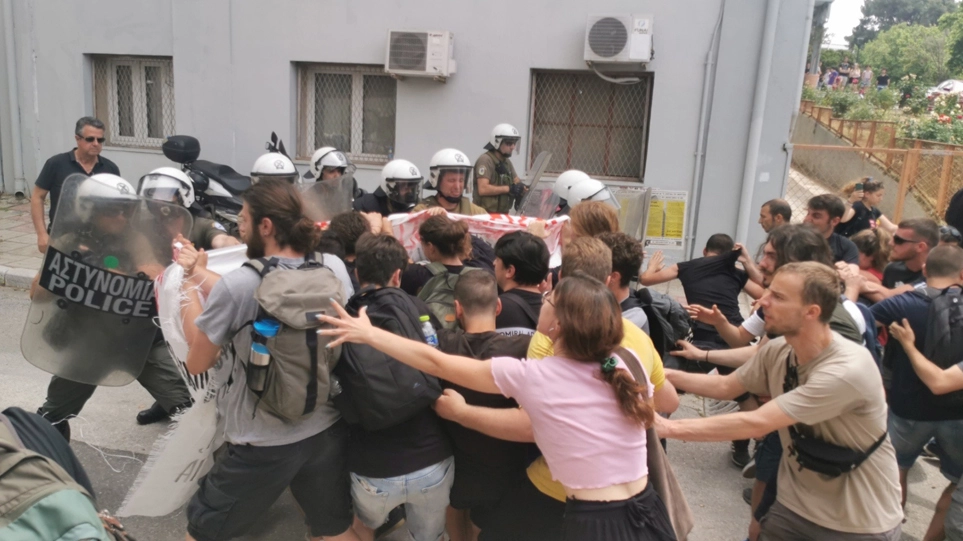 Θεσσαλονίκη: Νέα επεισόδια στο ΑΠΘ μεταξύ ΜΑΤ και φοιτητών (video)