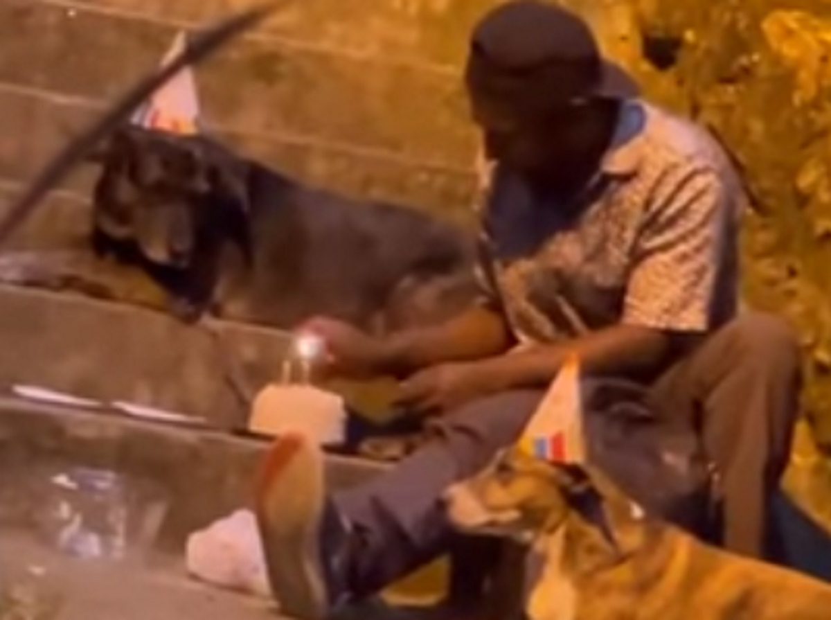 Βίντεο που συγκινεί! Άστεγος γιορτάζει τα γενέθλια του σκύλου του με τούρτα, καπελάκια και κεράκια (video)