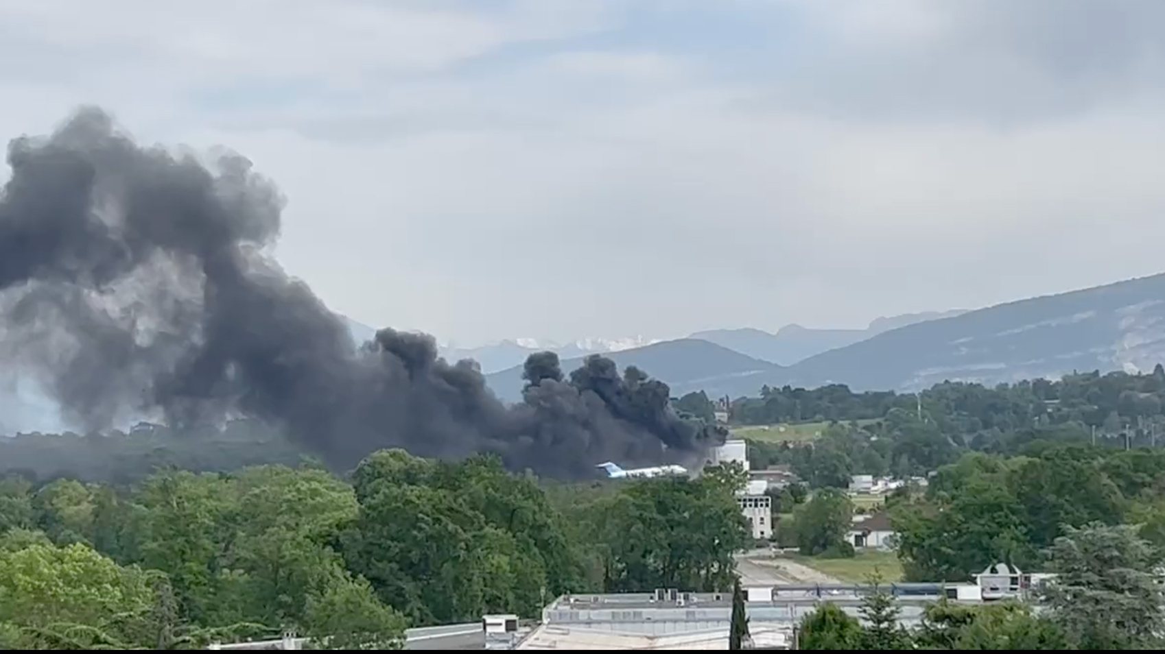 Μεγάλη φωτιά κοντά στο αεροδρόμιο της Γενεύης! Αεροπλάνο πέρασε δίπλα από μαύρους καπνούς
