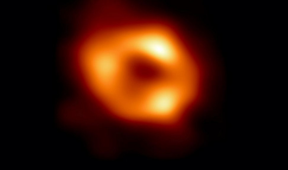 Φωτογραφήθηκε για πρώτη φορά η μεγάλη μαύρη τρύπα στην καρδιά του γαλαξία μας (vid)