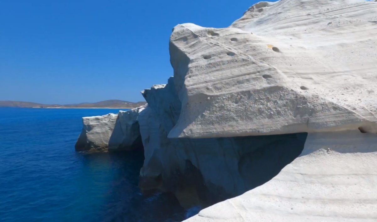 Τρίβεις τα μάτια σου! Αυτές είναι οι πιο παράξενες ελληνικές παραλίες (video)