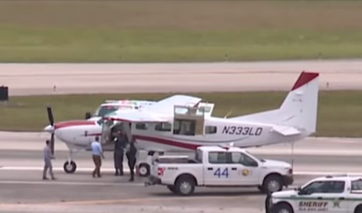 «Γίγαντας» επιβάτης προσγείωσε… αεροπλάνο χωρίς φυσικά να το έχει ξανακάνει ποτέ (video)