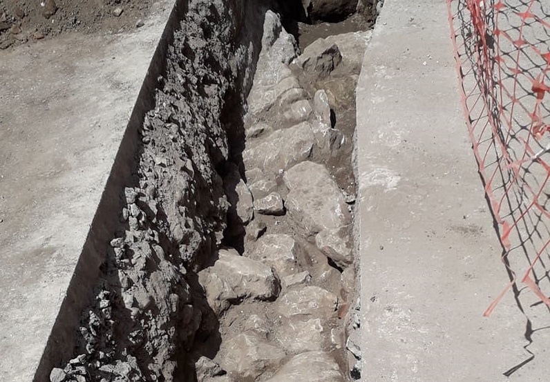 Τρίκαλα: Εργασίες στο δίκτυο ύδρευσης αποκάλυψαν αρχαίο τείχος