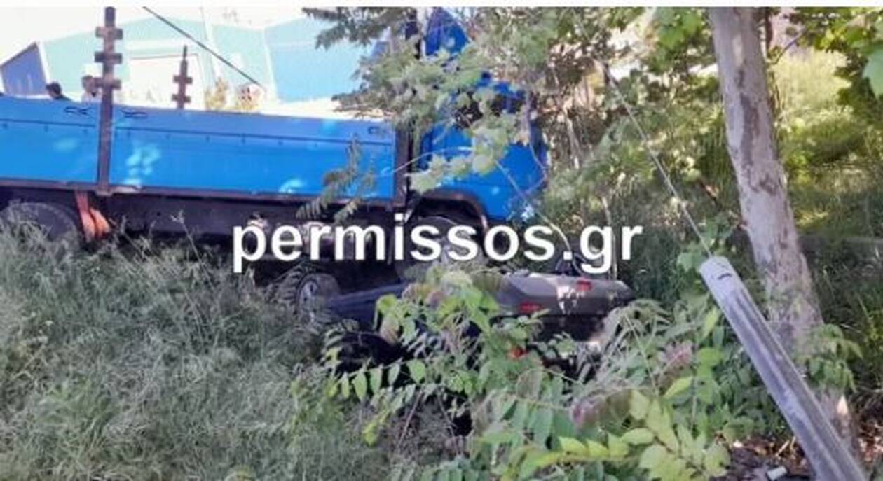 Τροχαίο στην Αλίαρτο: Φορτηγό συγκρούστηκε με ΙΧ και έπεσαν σε αρδευτικό κανάλι (pics)