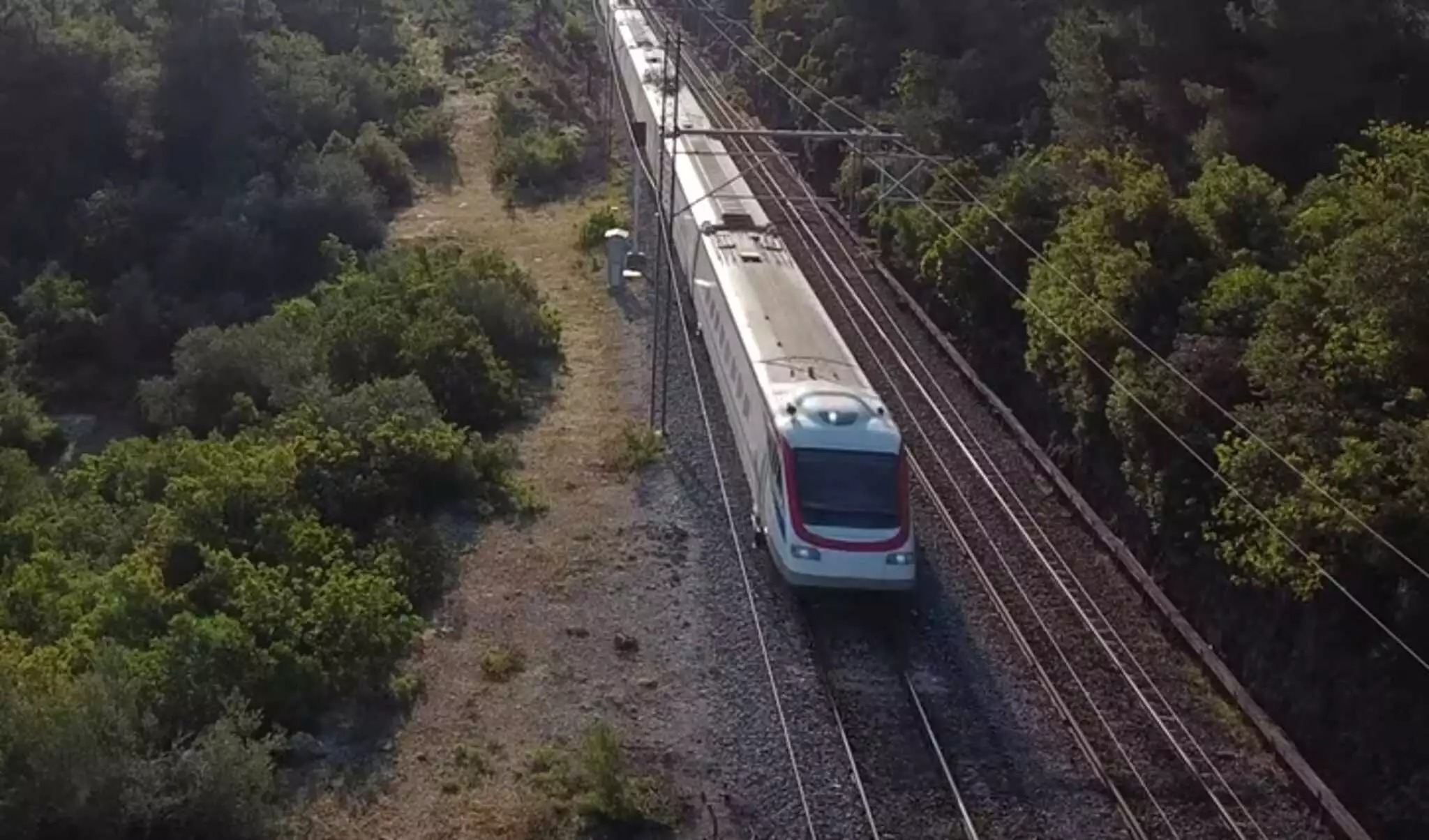 Λευκό Βέλος: Η στιγμή που αναπτύσσει ταχύτητα έξω από τη Θεσσαλονίκη! Εντυπωσιακό βίντεο