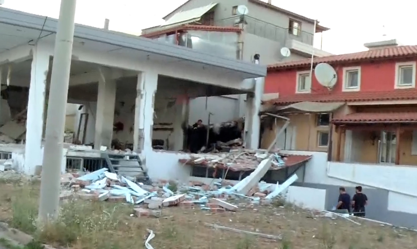 Μενίδι: Ισχυρή έκρηξη σε ξυλουργείο – «Βομβαρδισμένο τοπίο» η περιοχή