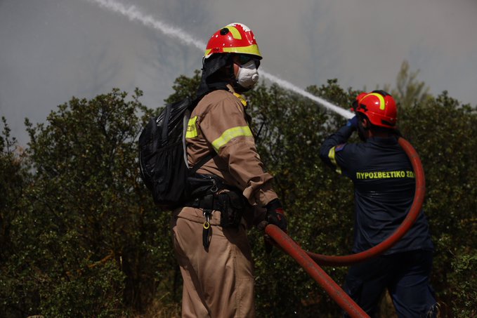 Φωτιά στη Θάσο: Μηχανήματα του Στρατού στη μάχη κατάσβεσης της πυρκαγιάς