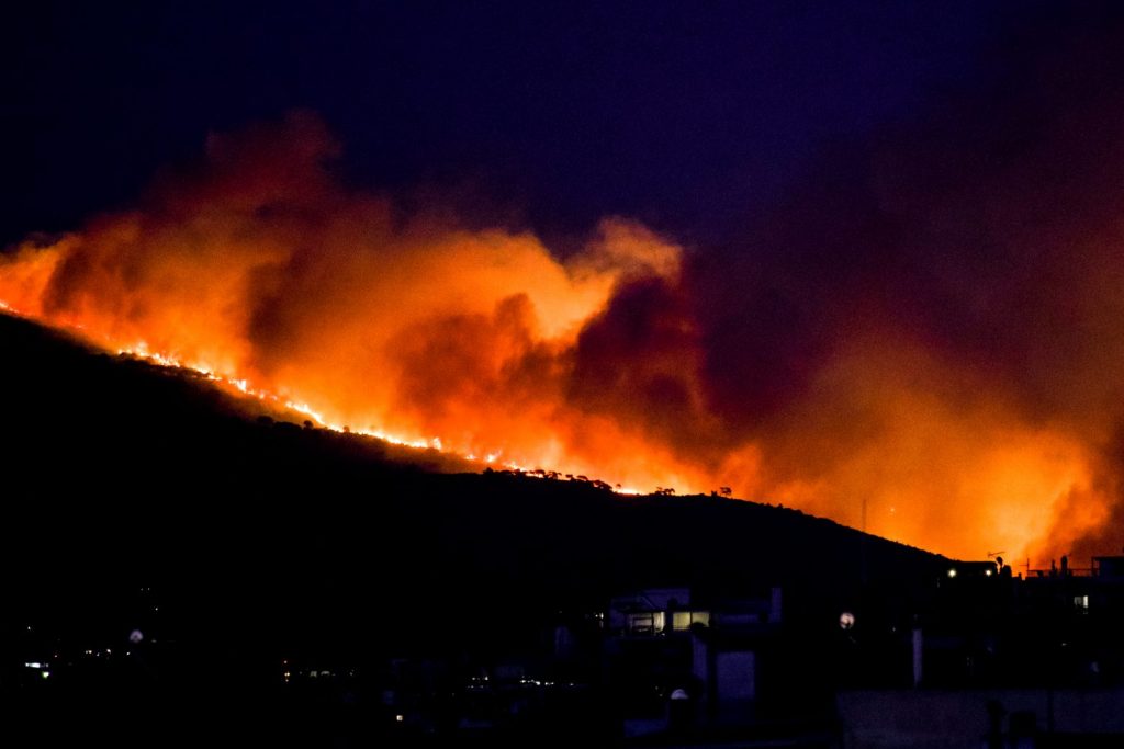 Φωτιά στην Πεντέλη: Φόβοι για εκκένωση κι΄ άλλων οικισμών-Πλησιάζει την Παλαιά Πεντέλη