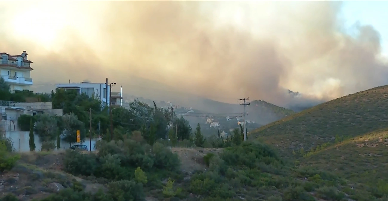 Φωτιά στο Νταού Πεντέλης: Εκκενώνεται το Ντράφι-Καίγονται σπίτια (βίντεο)
