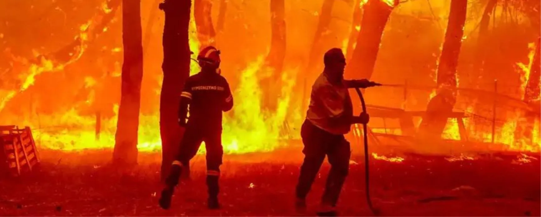 Φωτιά στη Λέσβο: Δημοσιογράφος έπεσε στη θάλασσα για να σωθεί από τις φλόγες (βίντεο)