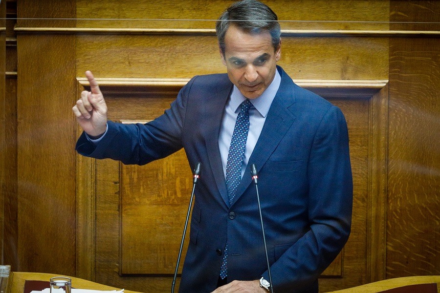 «Χυδαιότητες χωρίς σύνορα» από τον Μητσοτάκη στη Βουλή – Συνέδεσε τον ΣΥΡΙΖΑ με την εμπρηστική επίθεση στον Real