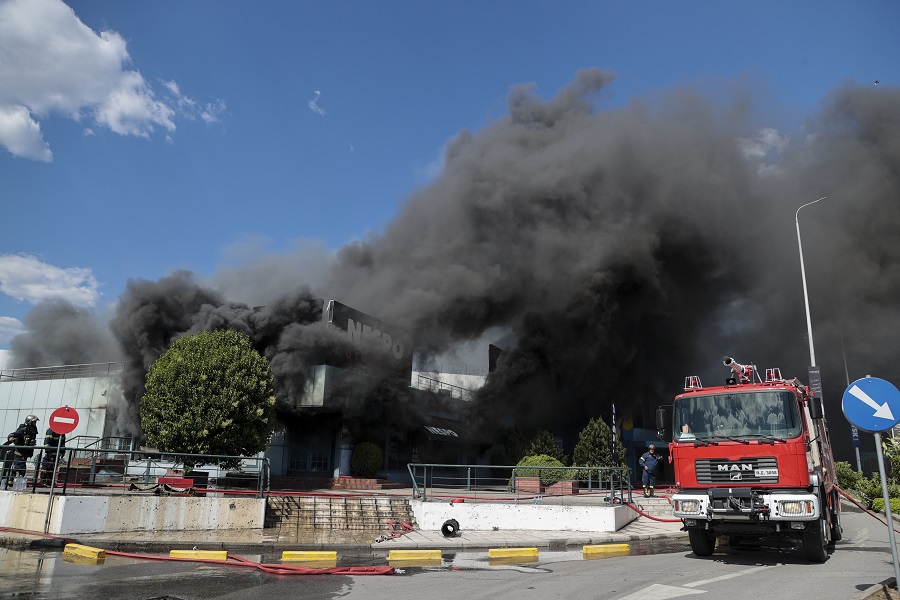 Θεσσαλονίκη: Μεγάλη φωτιά σε κατάστημα στην περιοχή του ΙΚΕΑ