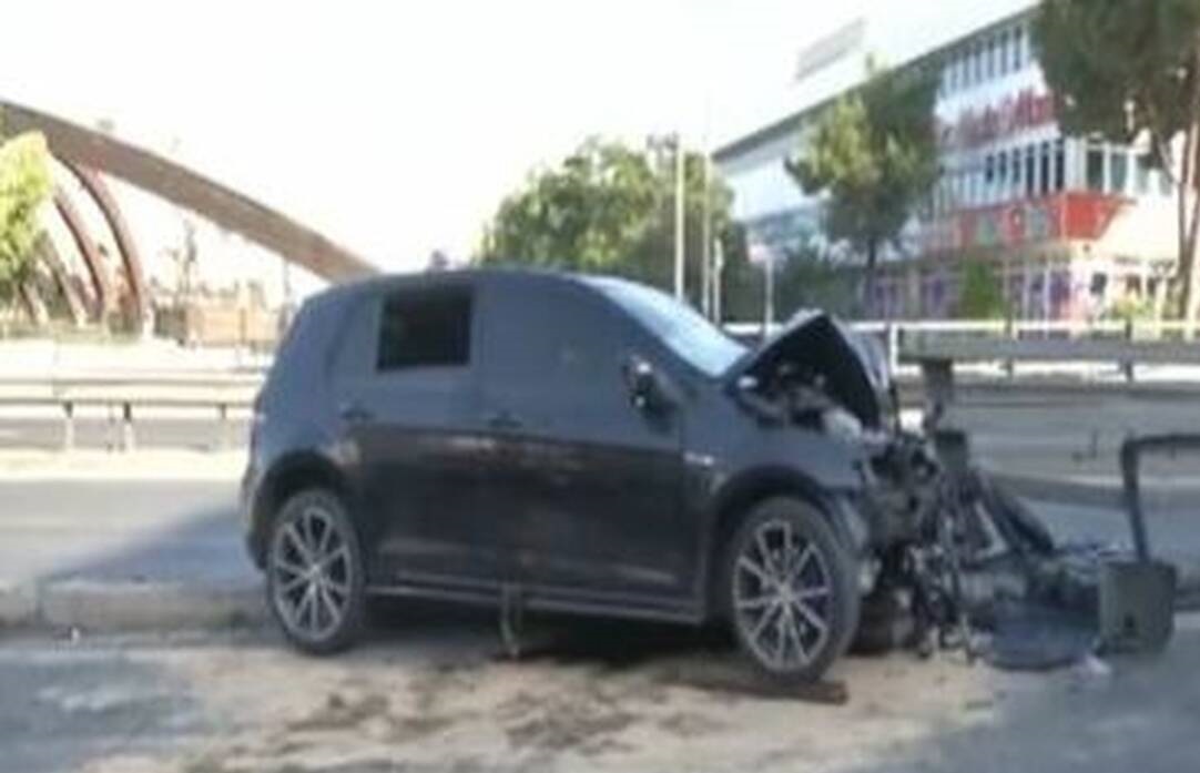 Σοβαρό τροχαίο στο Μαρούσι: Αυτοκίνητο καρφώθηκε στο διάζωμα – Τρεις τραυματίες (vid)