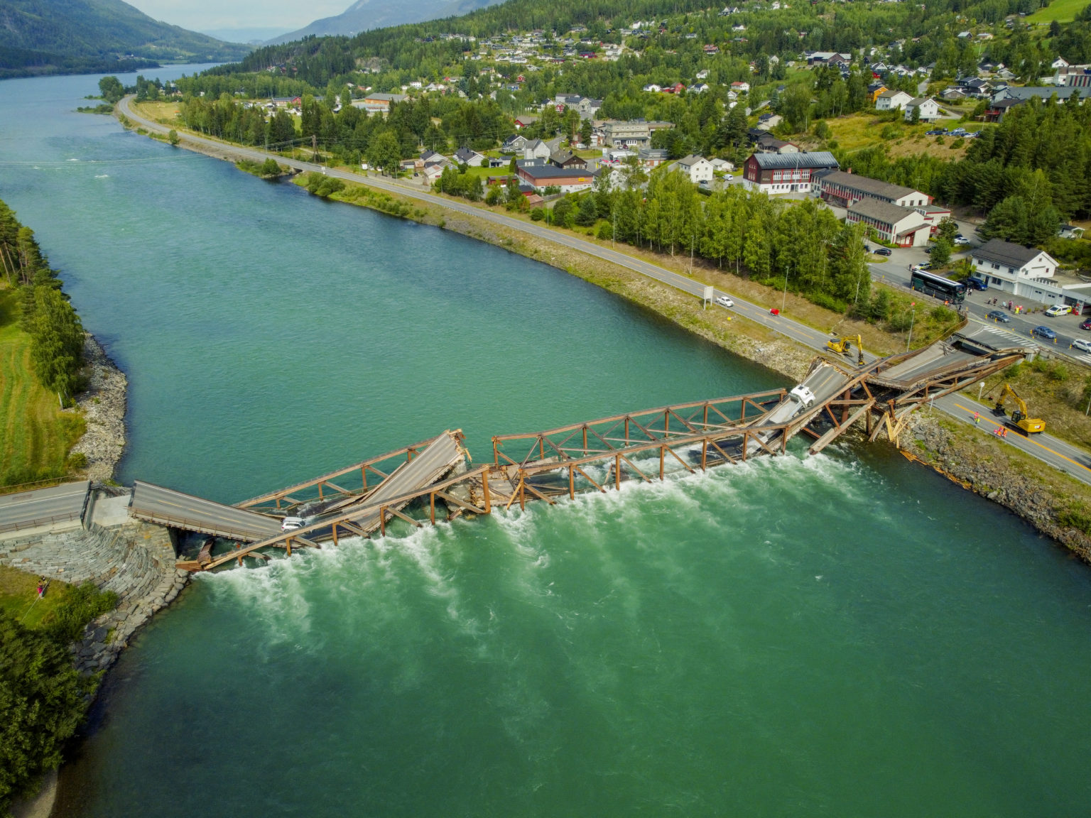 Νορβηγία- Κατέρρευσε γέφυρα: Σώθηκαν από θαύμα δύο οδηγοί (vid)