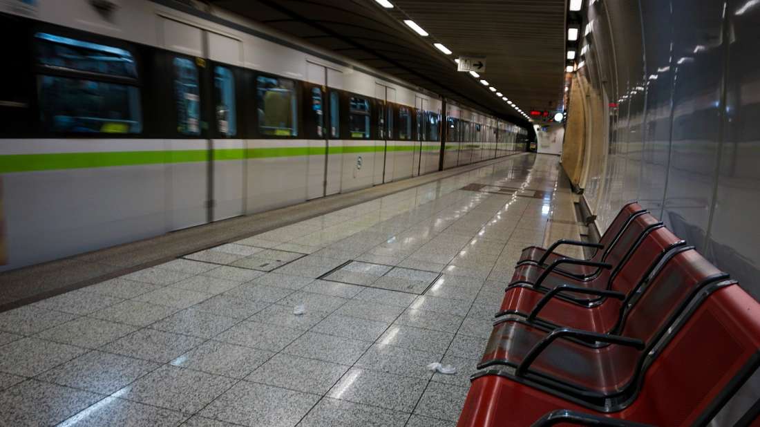 Τραγωδία στα Τέμπη: Ακινητοποιήθηκαν οι συρμοί του Μετρό – Ενός λεπτού σιγή σε ένδειξη σεβασμού στα θύματα (vid)
