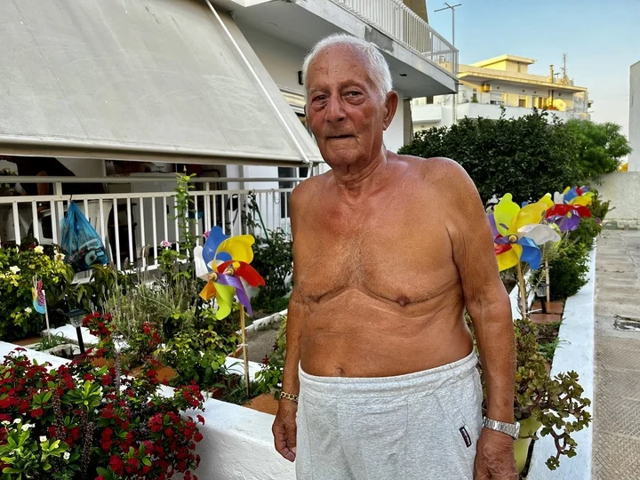 Ιδού ο 92χρονος που βούτηξε από 6 μέτρα στη θάλασσα και έγιεν viral