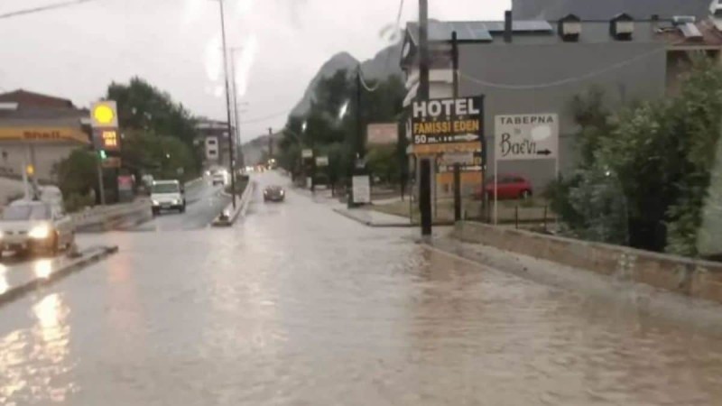 Τρίκαλα: Βυθίστηκε στο νερό η πόλη της Καλαμπάκας από τη βροχόπτωση (vids)