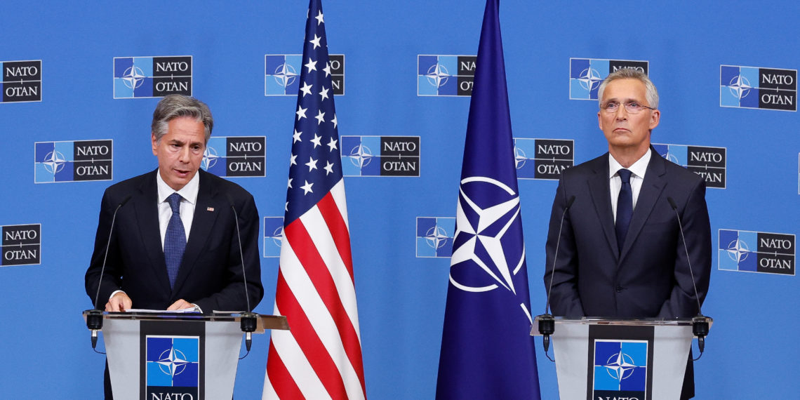 Μεντβέντεφ: «Τα αεροδρόμια του ΝΑΤΟ είναι νόμιμοι στόχοι μας»